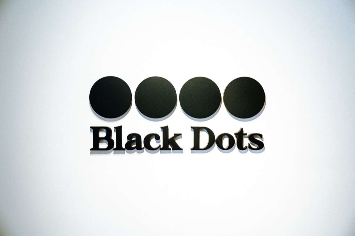EYESCREAM WEB「Report: ストリートカルチャーの交差点的セレクトショップ“Black Dots”に潜入」