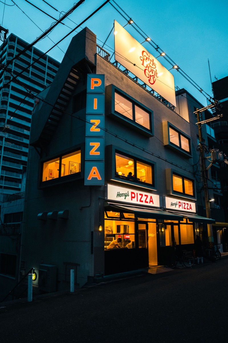EYESCREAM WEB「Report: VERDYが大阪のビルに作り上げたHenry’s PIZZAとRise Above Galleryはどういうスポットなのか」