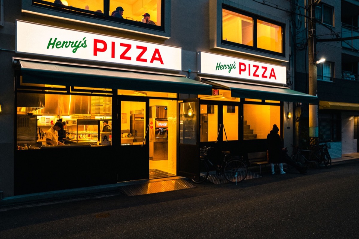 EYESCREAM WEB「Report: VERDYが大阪のビルに作り上げたHenry’s PIZZAとRise Above Galleryはどういうスポットなのか」