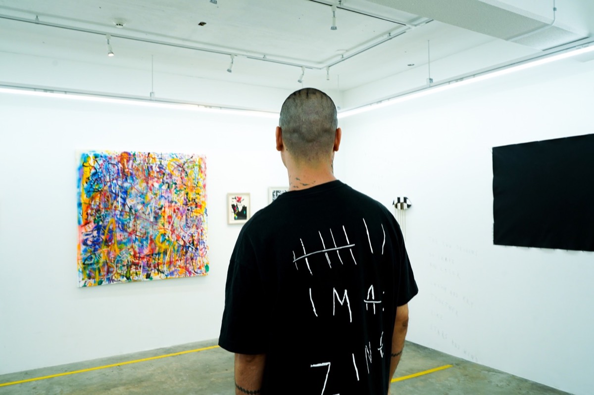 EYESCREAM WEB「Interview：Levi Pata 10月14日からスタートする個展“BLACK, WHITE, RAINBOW”に表現したエネルギーの形」