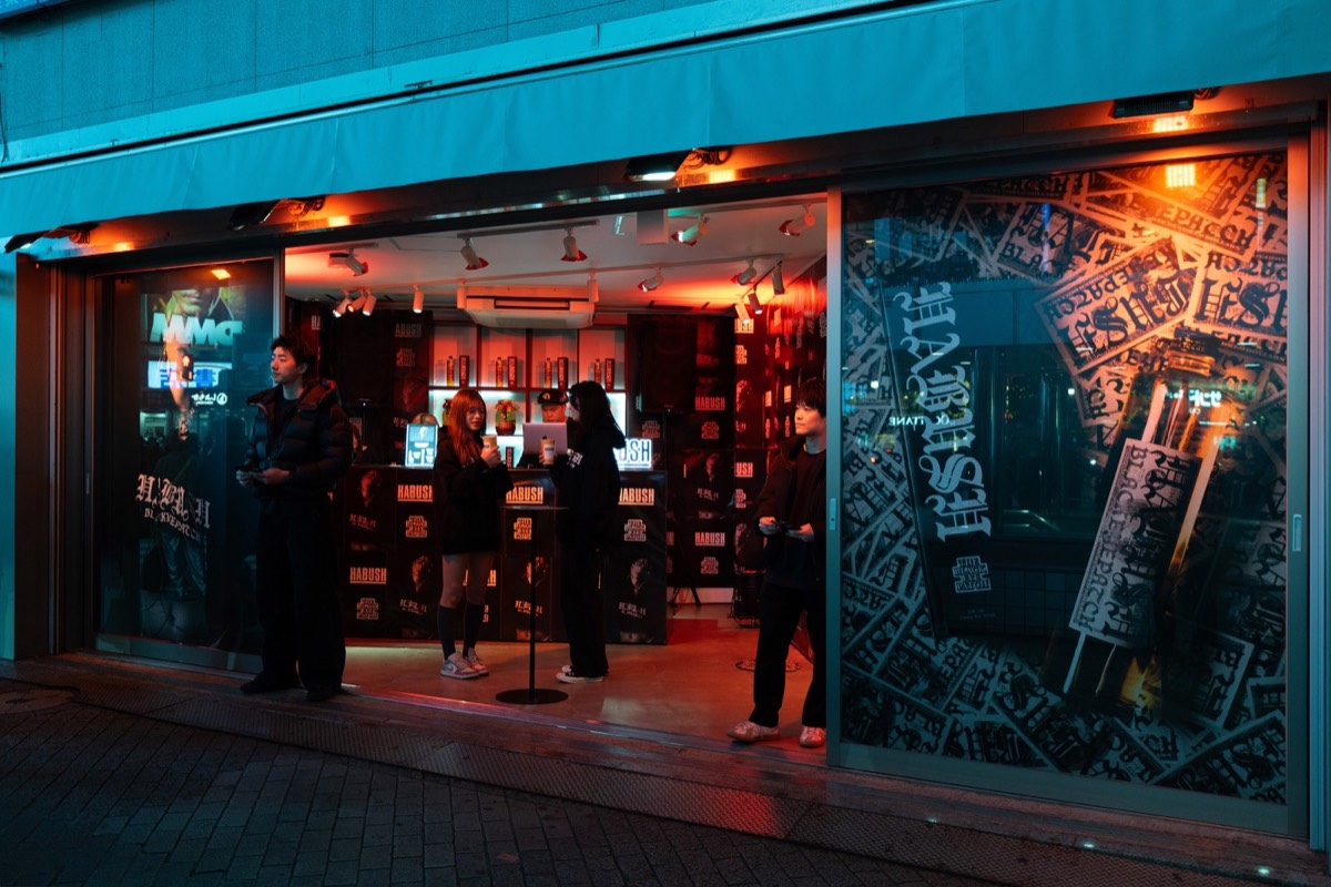 EYESCREAM WEB「Report: HABUSH×BlackEyePatch ポップアップ at 三千里跡地 〜サブカルチャー×HABUSHの提案〜」